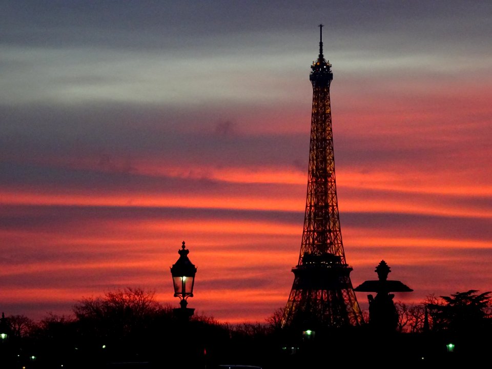 A l'heure du coucher de soleil sur la Tour Eiffel, vue dep… 