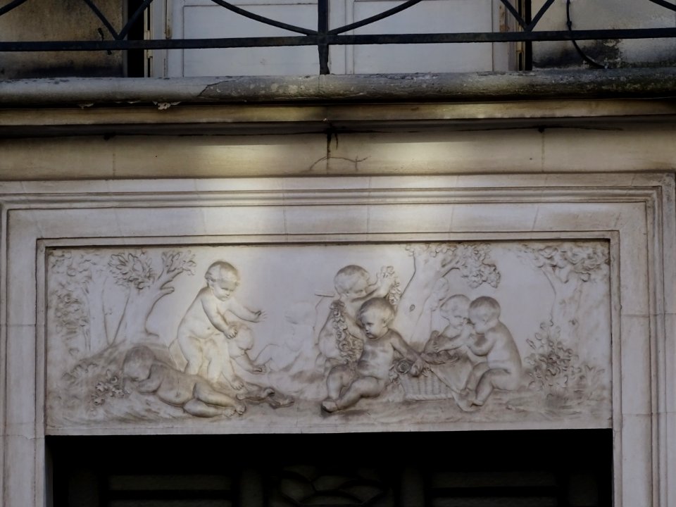 Bas-relief, 21 rue Gounod, Saint-Cloud, Hauts-de-Seine. Un… 