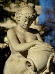 Statue dans le jardin du Musée des Avelines, 60 rue Gounod… 