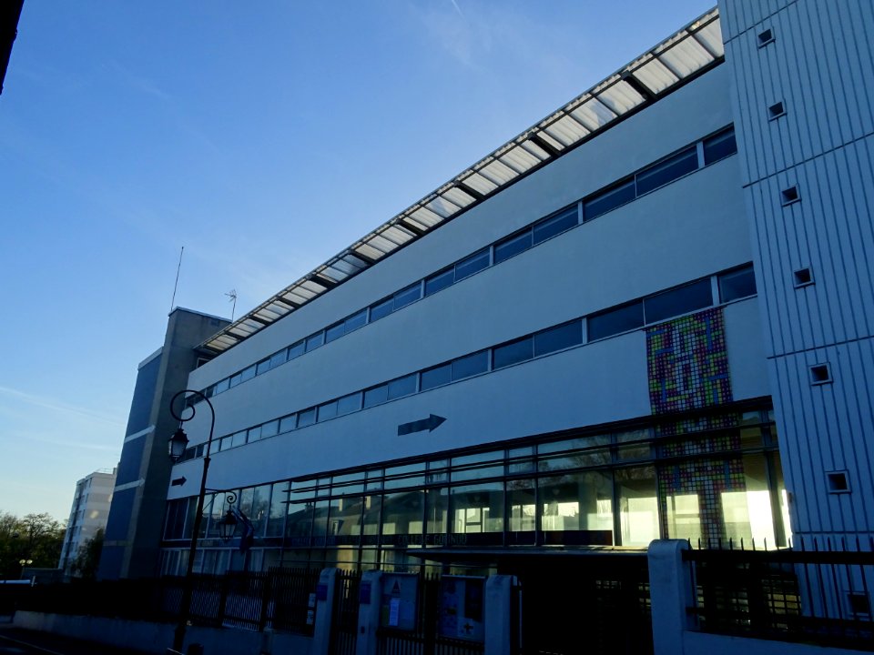 Collège Charles Gounod, en transparence dans la lumière du… 