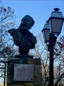 Buste en bronze de Charles Gounod, place devant l'église S… 