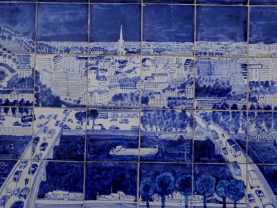 Détail de la faïence bleue La Seine, sur le parking du M… 