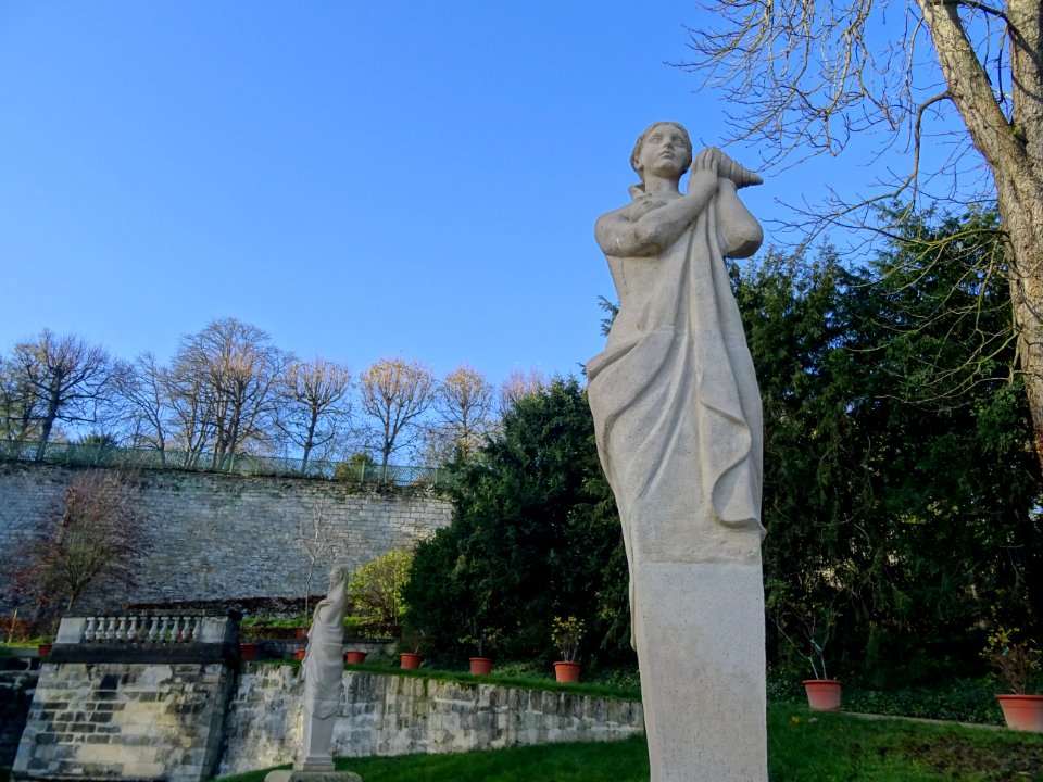 Statue La Néréide par Georges Muguet (1903-1988), près d… 