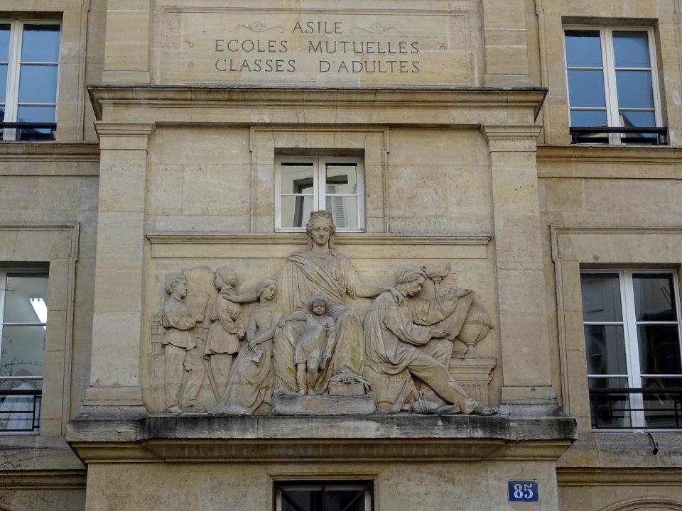 Bas relief du sculpteur Aimé Millet (1850) sur la façade d… 