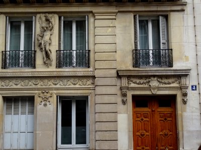 Immeuble, porte et statue, 4 rue des Chartreux, 6e arr., P… 