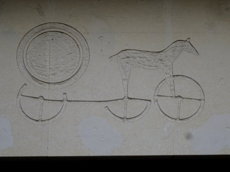Bas-relief, sur la façade d'un immeuble au 17 rue Madame, … 