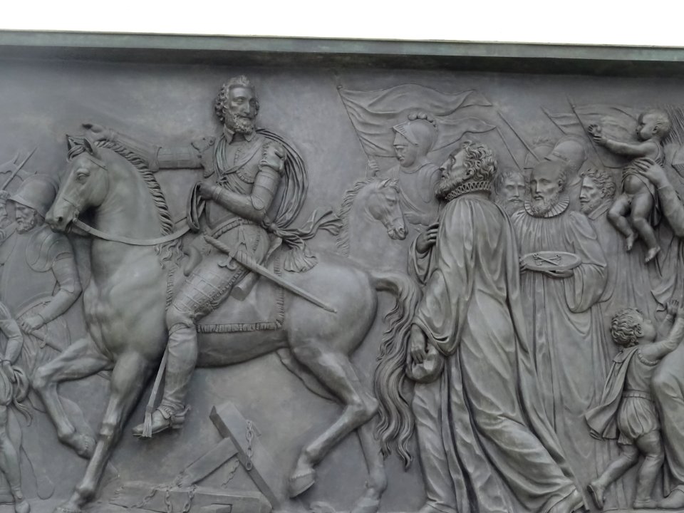 Bas-relief, sous la statue équestre d'Henri IV, sur le Pon… 