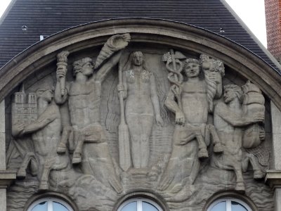 Fronton de l'immeuble de Joseph Marrast, 1930, au carrefou… 