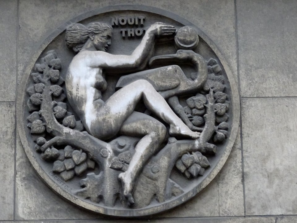 Sculpture Nouit thot... sur la façade de la faculté de m… 