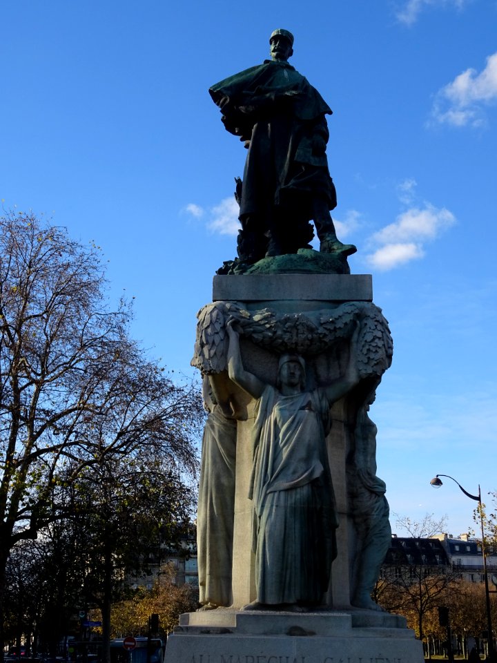 Statue Au maréchal Gallieni, devant l'Hôtel des Invalide… 