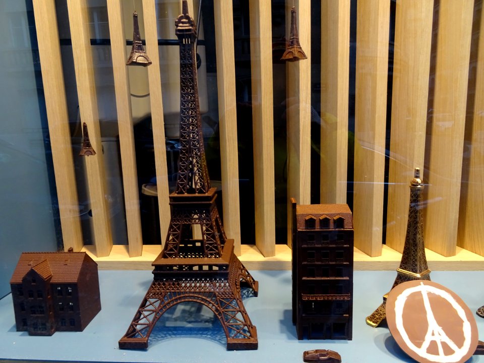 Chocolaterie de Michel Chaudun : Immeubles et Tour Eiffel … 