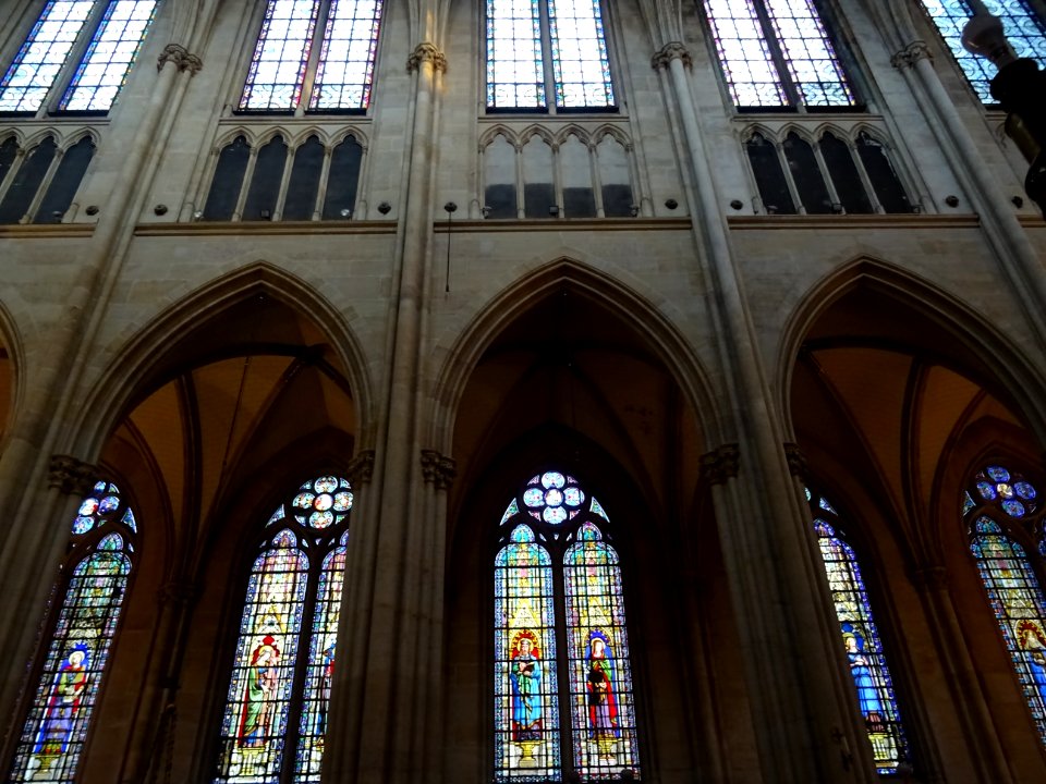 Nef et vitraux, basilique Sainte-Clotilde, 23 bis rue las … 