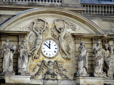 Fronton, horloge et statues, sur la façade du Palais du Lu… photo