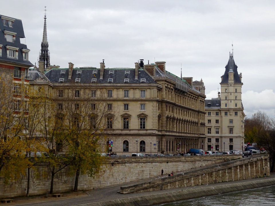 Flèche de la Sainte-Chapelle, quai de Seine et palais de J… 