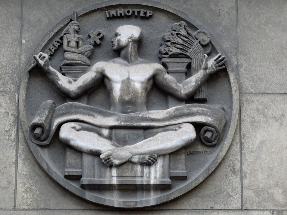 Sculpture Maat.. Imhotep sur la façade de la faculté de … 