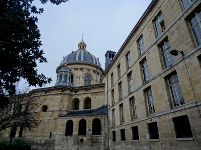 Vu depuis la rue Mazarine, le sommet de l'Institut de Fran… 