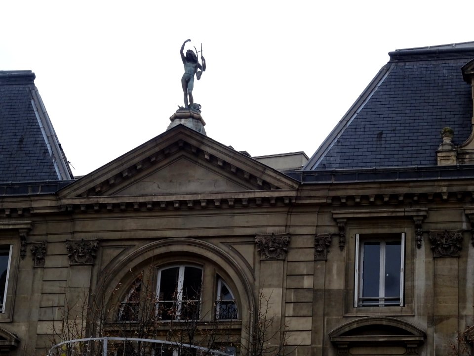 Fronton et statue au sommet de la Société d'encouragement … 