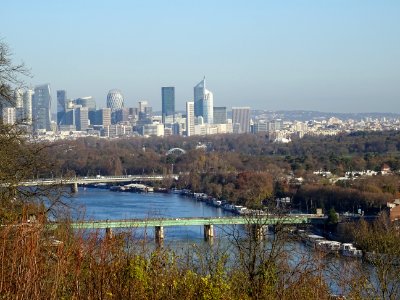 Vue sur la Seine et les immeubles de la Défense, depuis le… 