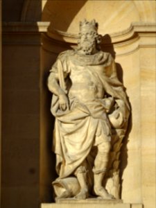 Statue de Charlemagne ? sur la cathédrale Saint-Louis-des-… 