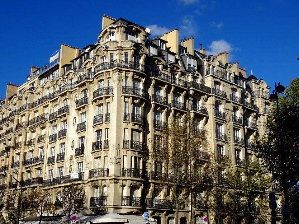 Immeuble à l'angle de l'avenue de Suffren et de l'avenue O… 