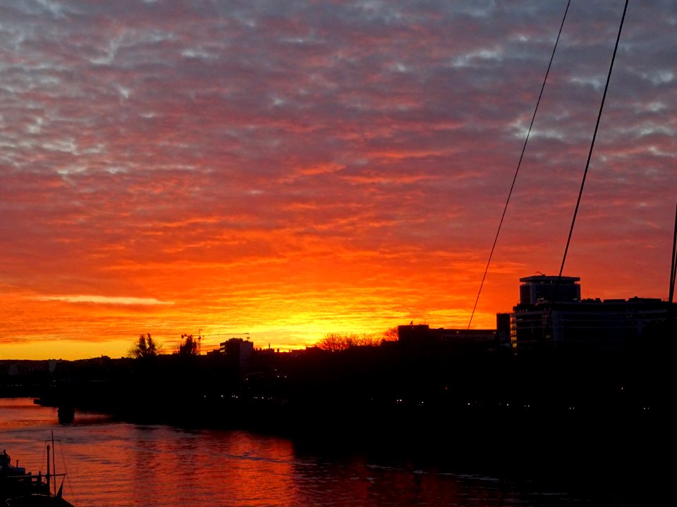 Coucher de soleil sur la Seine, depuis le pont de Grenelle… 