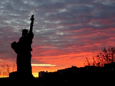 Coucher de soleil sur la Statue de la Liberté, depuis le p… 