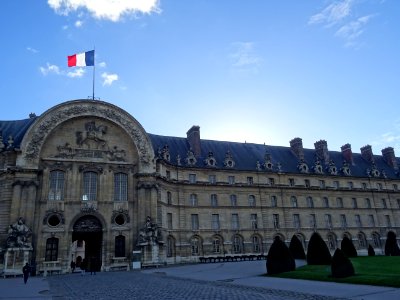 Drapeau français au sommet de la façade nord de l'Hôtel-de… 