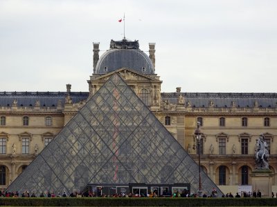 La pyramide du Louvre de Ieoh Ming Pei et Le Louvre, 1er a… 