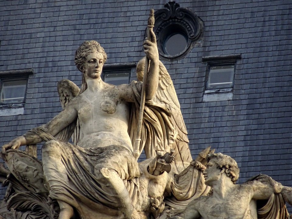 Statue au sommet de l'Ecole du Louvre, quai des Tuileries,… 