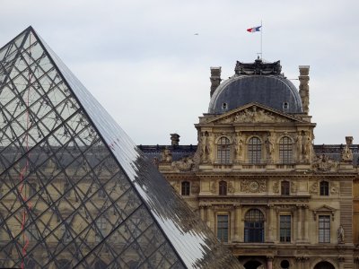 La pyramide du Louvre de Ieoh Ming Pei et le pavillon Sull… 