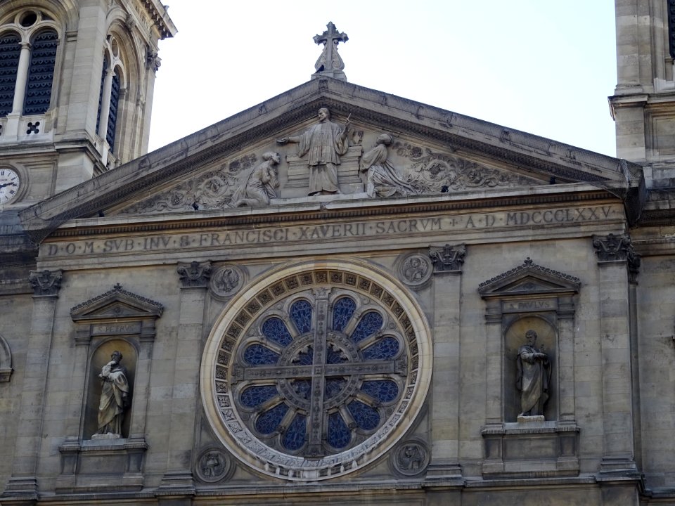 Fronton de l'Eglise Saint-François-Xavier, place du Présid… 