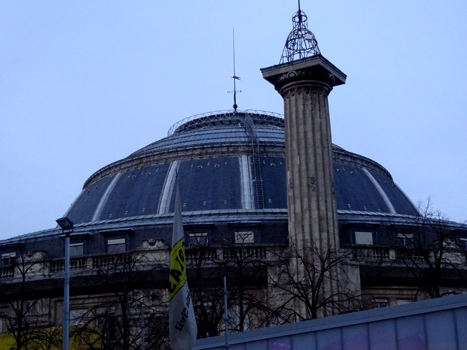 Bourse de commerce de Paris et colonne Médicis, rue de Via… 