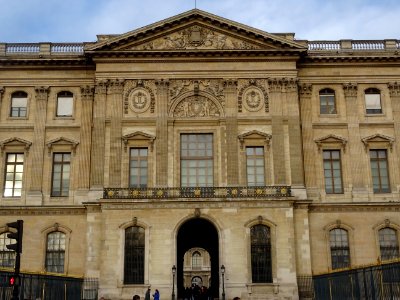 Le Louvre, entrée sud de la Cour carrée, quai des Tuilerie… 
