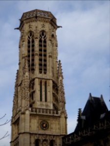 Le beffroi à coté de L'église Saint-Germain-l'Auxerrois, p… 