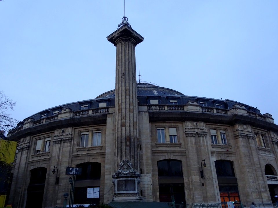 Bourse de commerce de Paris et colonne Médicis, rue de Via… 