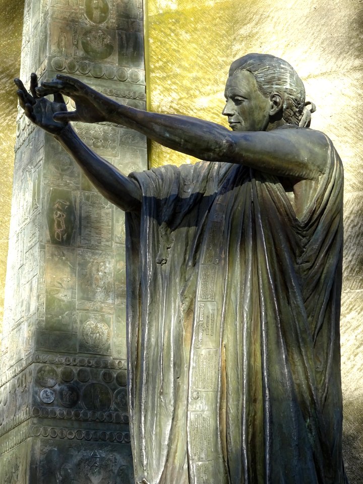 Une statue d'un homme : Monument des Droits de l'Homme, da… 