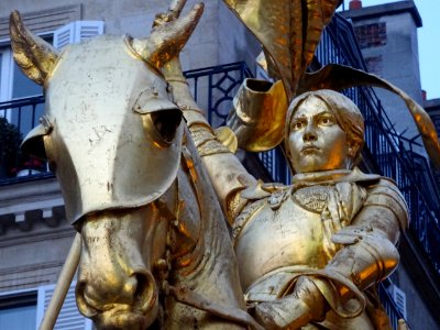Statue de Jeanne d'Arc à cheval, place des Pyramides, 1er … 