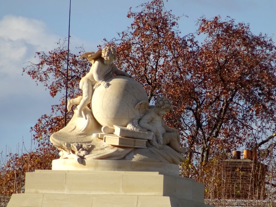 Statue dans l'enceinte de l'Ecole Militaire, 7e arr., Pari… 