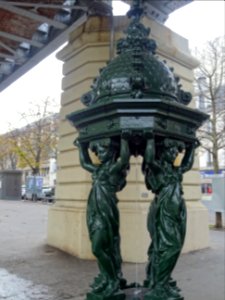 Fontaine parisienne, sous le métro aérien près de la stati… 