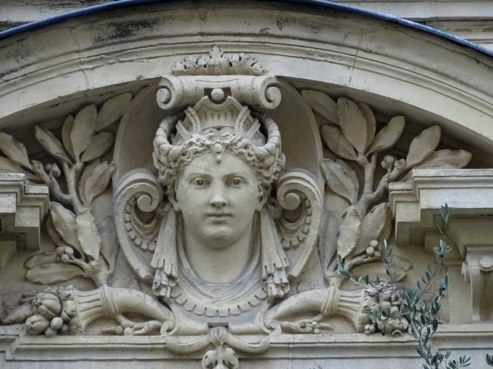 Détail d'un fronton, immeuble au 5 rue Michelet, 6e arr., … 