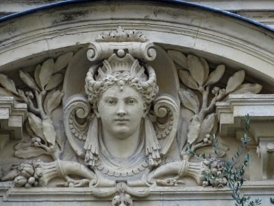 Détail d'un fronton, immeuble au 5 rue Michelet, 6e arr., … 