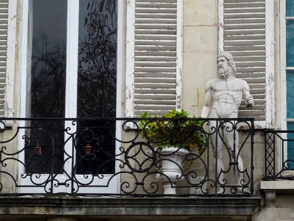 Balcon et statue, immeuble au 58 rue de Vaugirard, 6e arr.… 