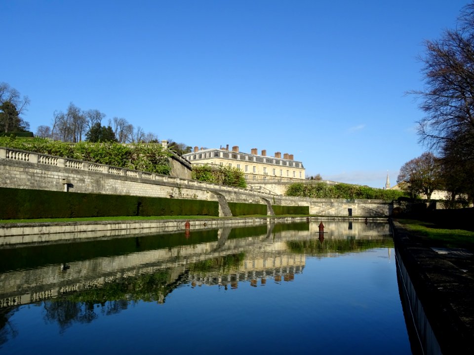 Bassin des Carpes, Parc de Saint-Cloud et le clocher de l'… 