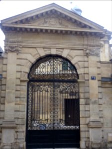 Porte au 72 rue de Vaugirard, cour de l'Eglise Saint-Josep… 