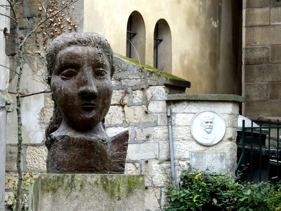 Square Laurent Prache: Monument à Guillaume Apollinaire … 