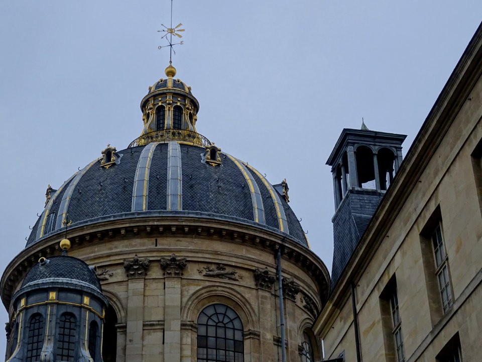 Vu depuis la rue Mazarine, le sommet de l'Institut de Fran… 