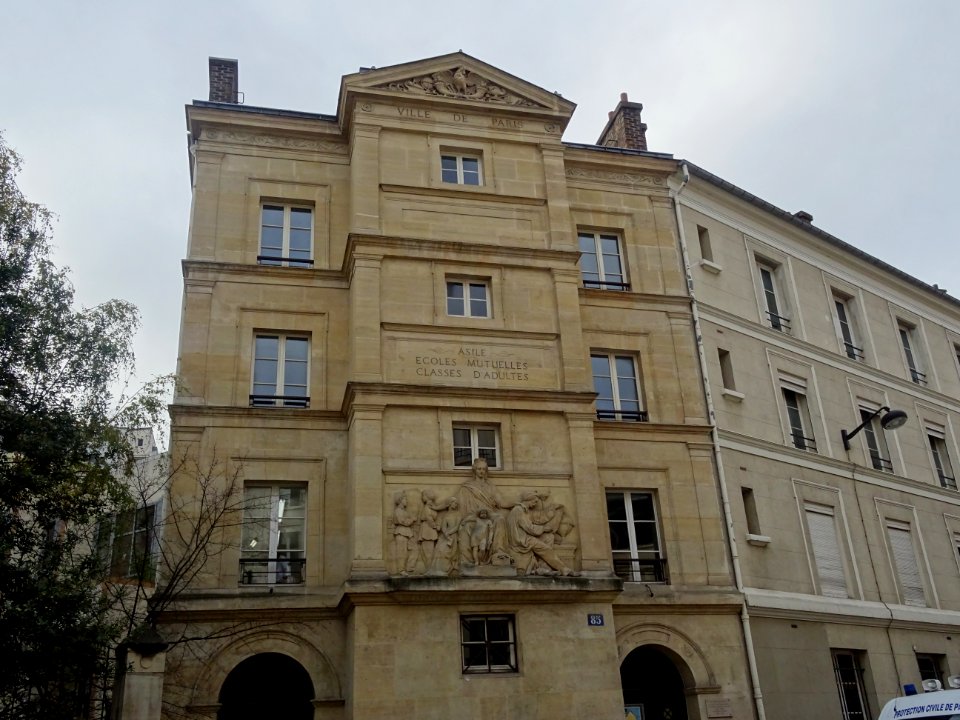 La façade et la toiture du pavillon d'entrée d'une école m… 