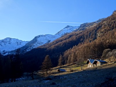 Chalets et Pointe de l'Aiglière dans le vallon de Narreyro… 