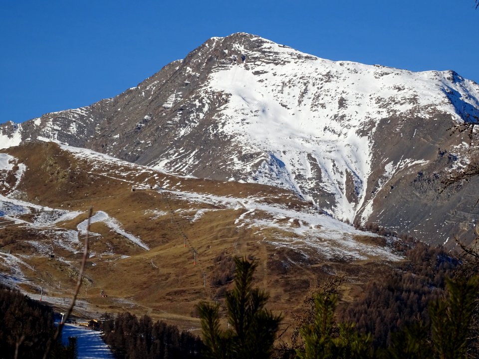 Devant, les pistes de la Pendine, sans neige et derrière l… 