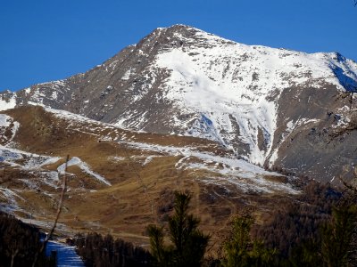 Devant, les pistes de la Pendine, sans neige et derrière l… 
